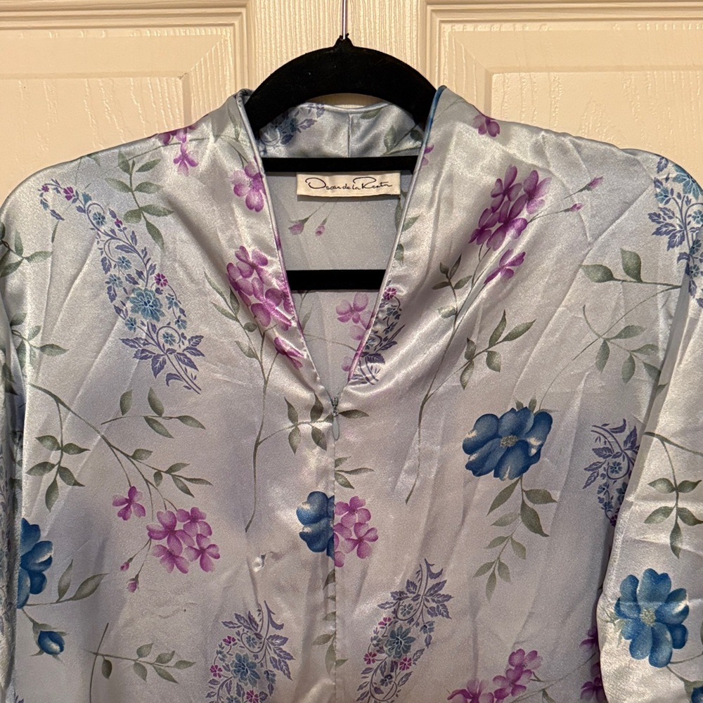 Oscar de la Renta robe with Blue and Purple Floral Pattern